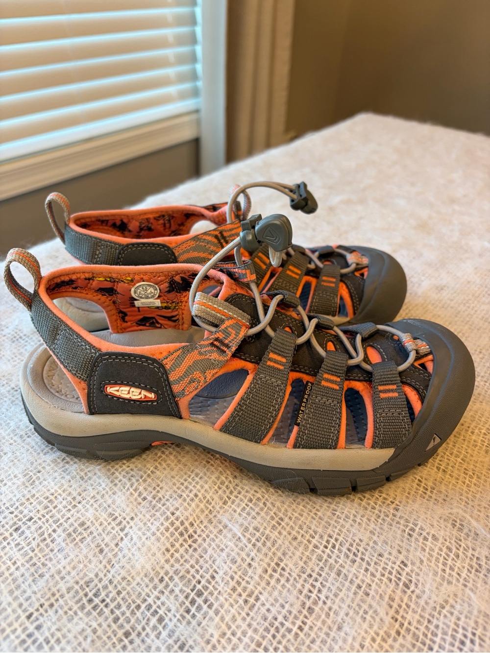 KEEN WOMENS NEWPORT H2 WATERPROOF DURABLE SHOES  EUC magnet/ coral SZ 6.5